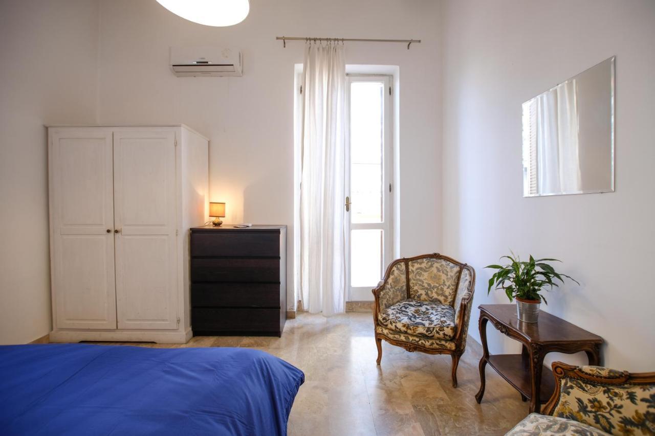 Spacious Apartment With Big Terrace At Colosseum Roma Exterior foto