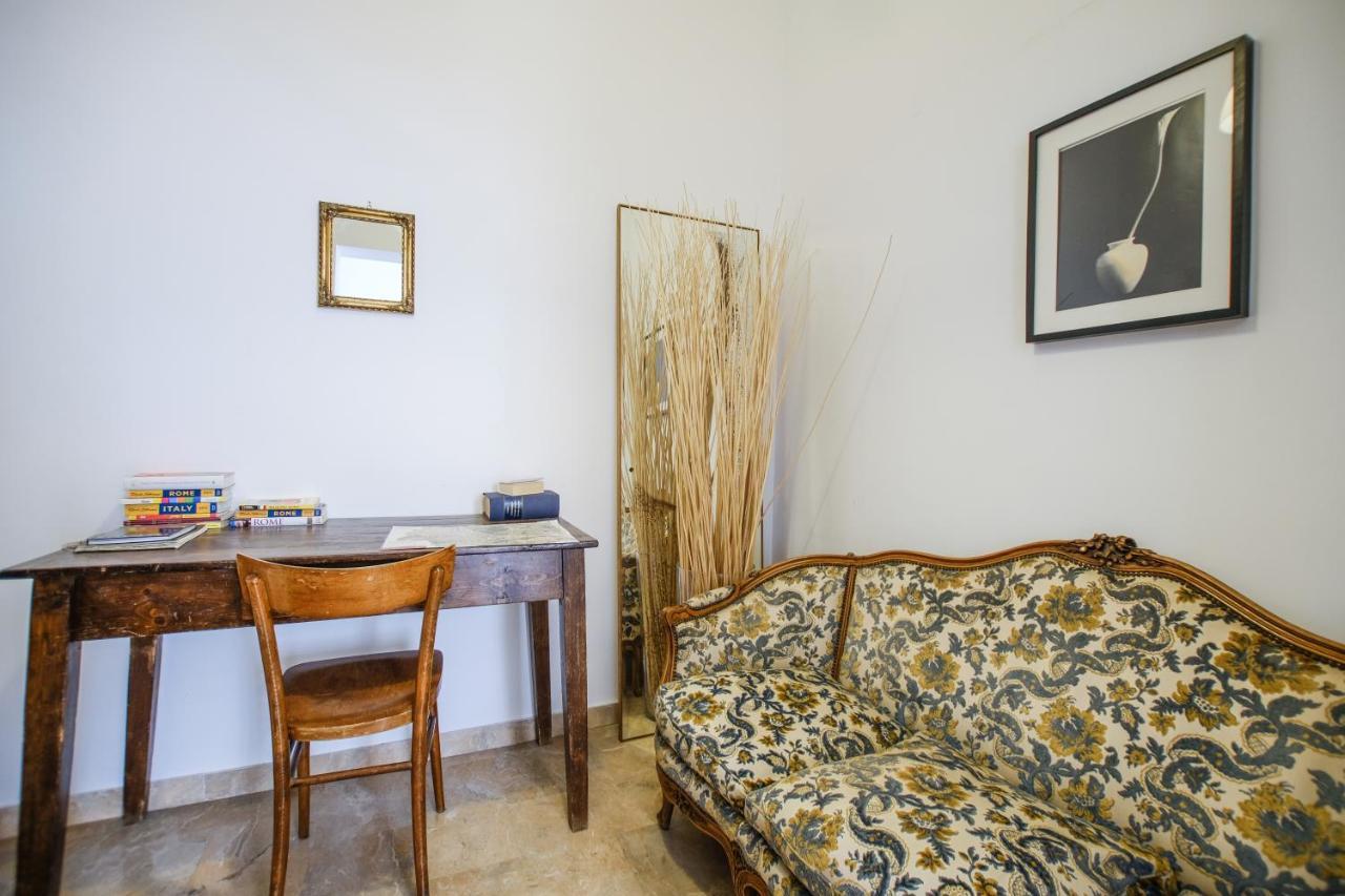 Spacious Apartment With Big Terrace At Colosseum Roma Exterior foto